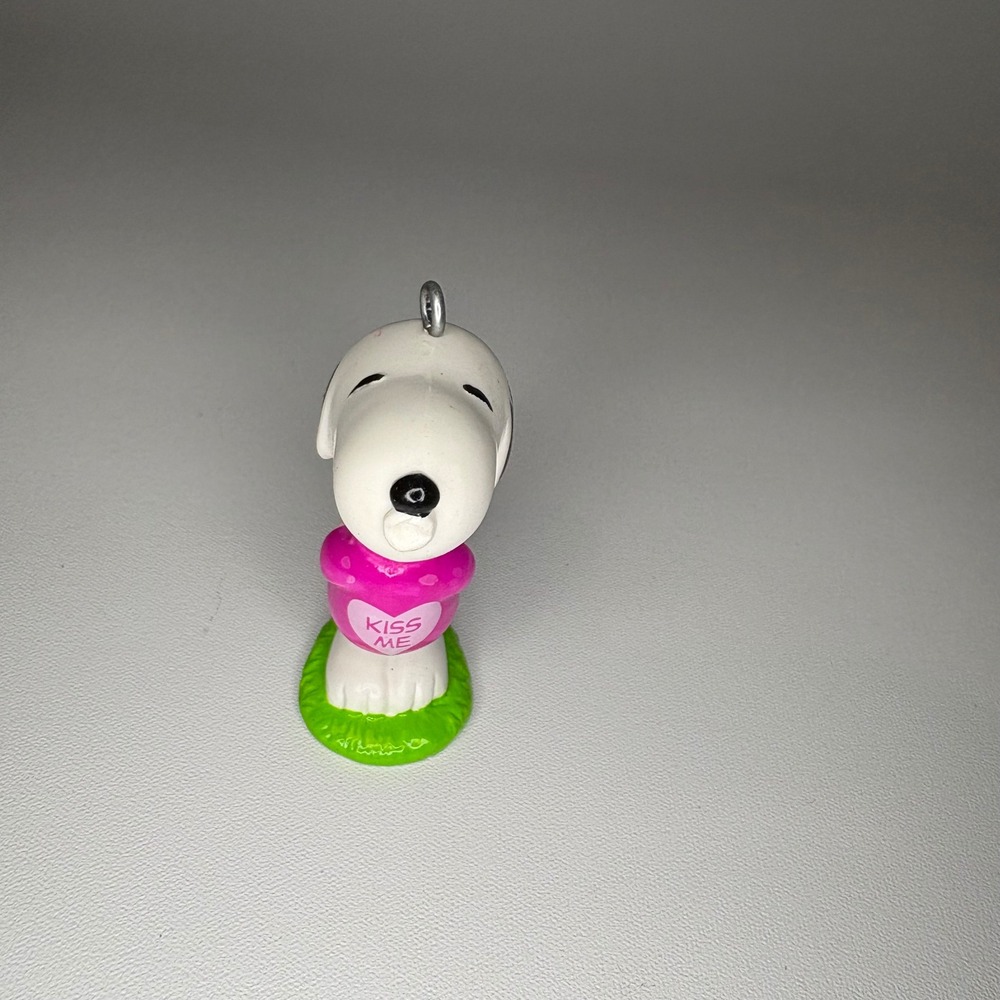 Vintage Snoopy Peanuts Figurine Pink Kiss Me Shirt Ornament Charm 2.75 Inch